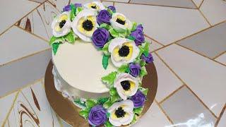 Торт с фиолетовыми розами и красивым новым цветком