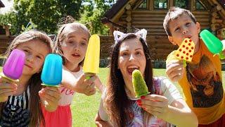 Мама делает детям мороженое - Забавная история про бассейн и мороженое