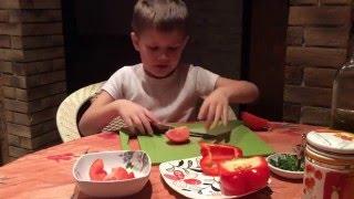 Детские рецепты. Супер Макс готовит овощной салат. Справится даже ребенок!