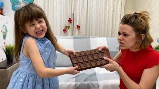 Ева с папой делают шоколадные конфеты