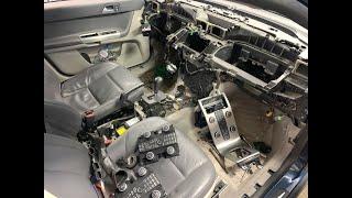 Замена моторчиков управления режимами климат-системы на Volvo s40.