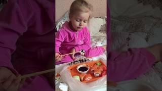 Дочь кушает суши. Роллы для детей.
