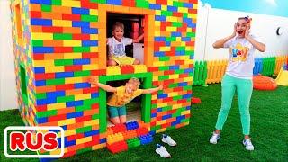 Влад и Никита строят трехэтажный дом из цветных блоков