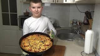 Богдан у Кати на кухне готовит пиццу