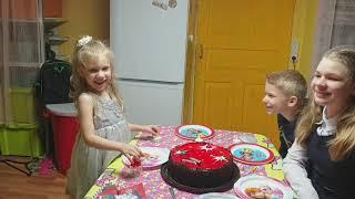 День рождения Виталины. Праздничный стол, тортик и подарки#сюрприз#вкуснятина#люблюготовить#мукбанг