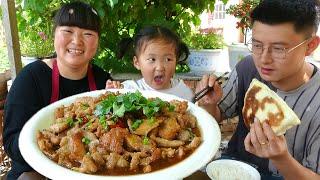 【陕北霞姐】弟弟修路辛苦了，霞姐用3斤猪肉做家常“猪肉豆腐”，猛香了，全家人抢着吃！