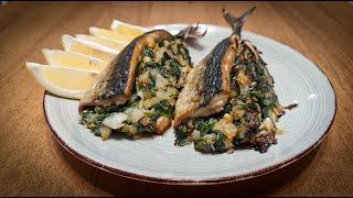 Скумбрия с шпинатом, луком и петрушкой. Рецепт сочной рыбы в духовке.