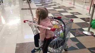 Как с двумя детьми ходить в магазин