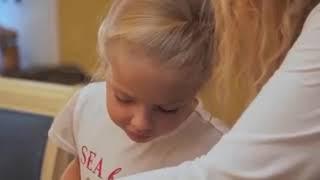 6-летняя Лиза Галкина помогает маме Алле Пугачевой готовить