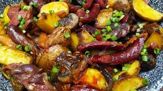 Картофель по-охотничьи (Жареная картошка с охотничьими колбасками, грибами и овощами) на сковороде.