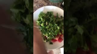 Салат из овощей с базиликом и уксусом. Витаминный салат с базиликом. Салат с бальзамическим соусом.