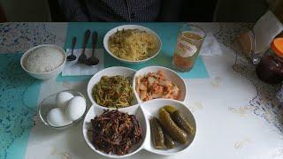 На обед - Домашняя лапша и корейские салаты.