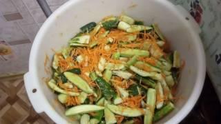 Салат по-корейски из огурцов с морковью на зиму.