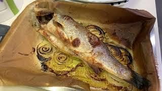 Простейший рецепт Сибас запечённый в духовке с луком рецепт. Как приготовить рыбу сибас. Food Time