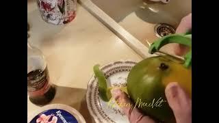 Салат "Виктория" с зелёным манго и креветками