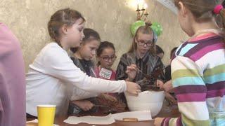 Анапских детей научили делать подарки из шоколада