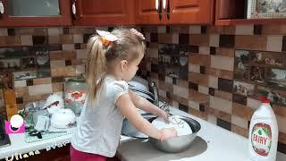 Ульянка моет посуду и уходит гулять"детские мультики"
