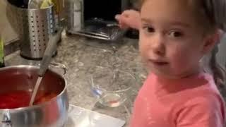 3-летняя дочь Павла Прилучного учится готовить борщ