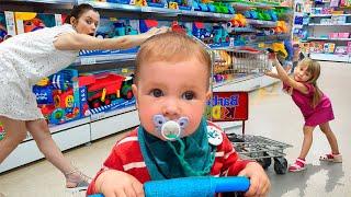 Вова и мама делают покупки в магазине игрушек - shopping in Toy store