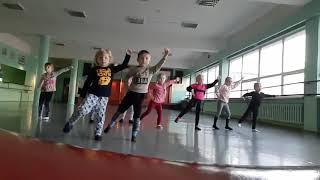 На хореографии малыши танцуют Молодость Дядя Джек/Dance Kid Uncle Jack