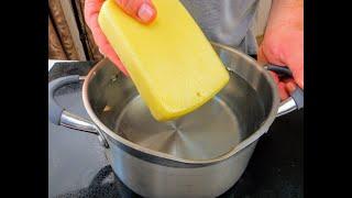 Отправляем сыр в кипяток и взбиваем масло для начинки / Готовим сырный рулет на закуску