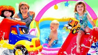 Машинки надувают бассейн - Маша Капуки, Бьянка и Карл на Капуки Кануки! Видео для детей