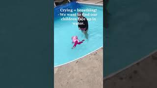 Инструктор по плаванию бросила годовалого малыша в бассейн в пальто и подгузнике