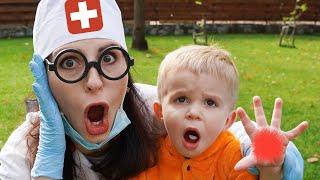 Малыш и мама играют в доктора для детей