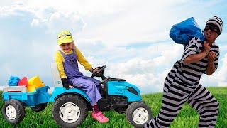 Малыш на Большом тракторе спасаясь от дождя потерял игрушки, малыш на синем тракторе поймал воришку