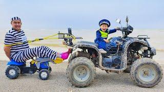 Малыш на синем тракторе учиться кататься на квадрике #shorts