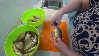 Как быстро очистить рыбу от чешуи без ножа и приспособлений. Кухня при этом чистая 