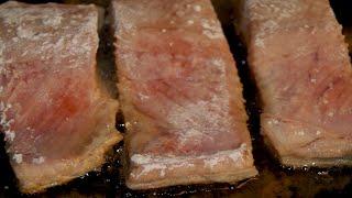Красная рыба,кета ,  в духовке,  жареные лисички немного сливок  и готов  грибной соус к рыбе,