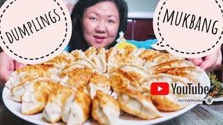 Мукбанг КОРЕЙСКИЕ Дамплинги и салат./ Собачья Санта- Барбара угрожает!/ Mukbang korean dumplings.