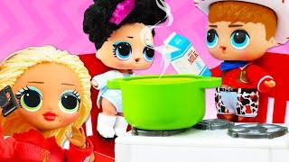 Видео для детей. Маленькие Куклы ЛоЛ Сюрпрайз помогают маме кукле ЛОЛ ОМГ Сюрприз! Игры в готовку!