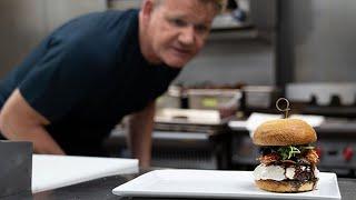 Гордон Рамзи готовит самый дорогой бургер в Лас -Вегасе за 777$